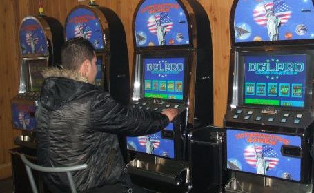 Reținuți pentru că au furat 21.000 de lei dintr-o sală de jocuri