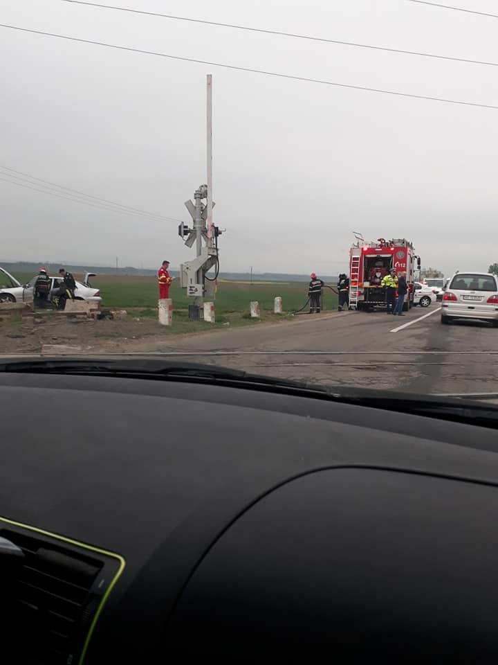 FOTO O mașină a luat foc lângă calea ferată, polițiștii caută proprietarul, ZCH NEWS - sursa ta de informații