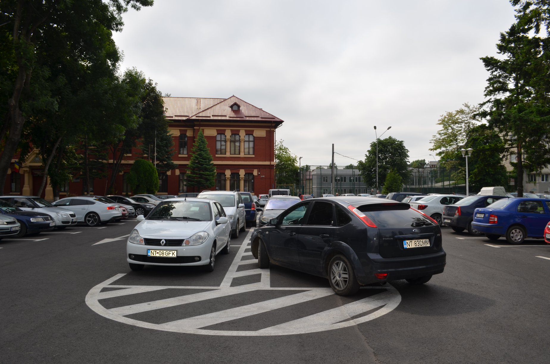 Parcare cu barieră funcțională în Piața Roman-Vodă