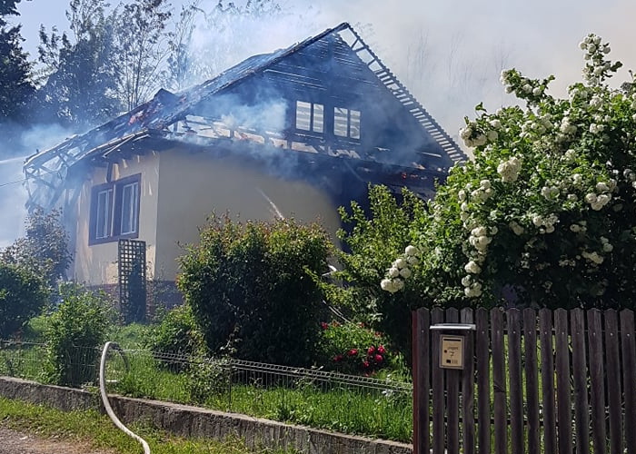 FOTO Incendiu extins la casă, de la o anexă, în Târgu Neamț, ZCH NEWS - sursa ta de informații