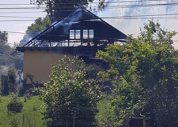 FOTO Incendiu extins la casă, de la o anexă, în Târgu Neamț, ZCH NEWS - sursa ta de informații