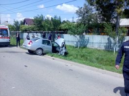 Știre actualizată. Două maşini s-au ciocnit la Petricani, una a ajuns într-un stâlp