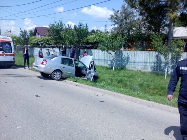 Știre actualizată. Două maşini s-au ciocnit la Petricani, una a ajuns într-un stâlp