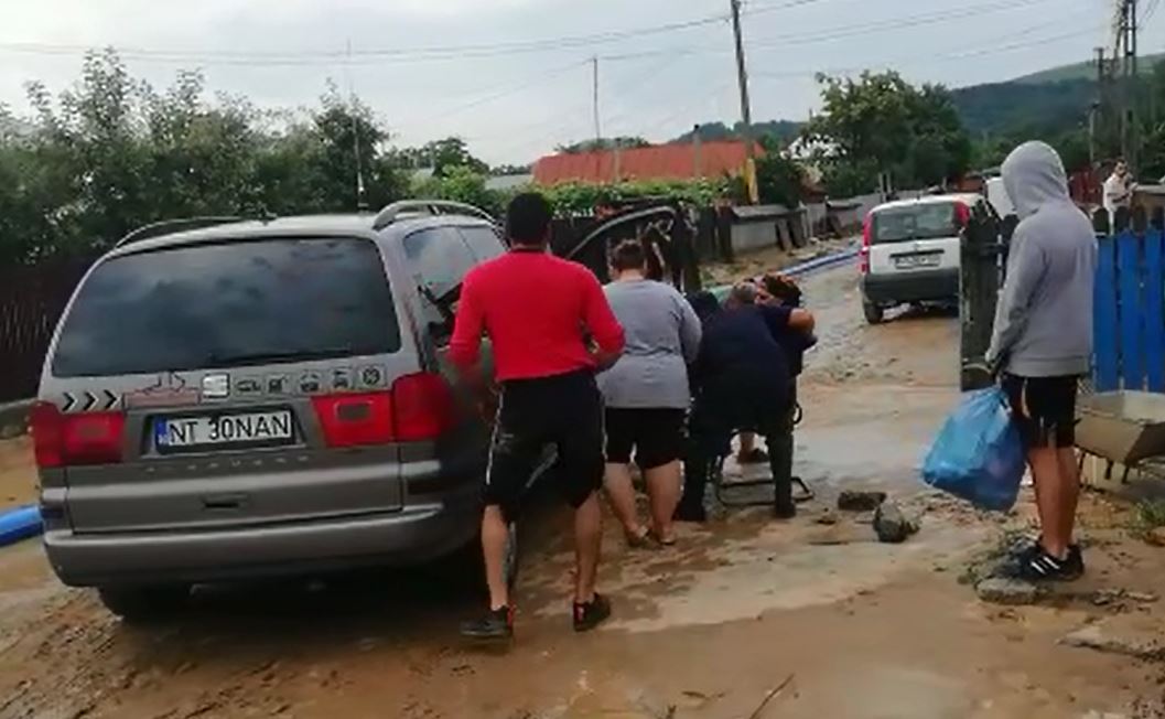 VIDEO Bătrână imobilizată în scaun cu rotile, transportată de familie până la echipajul de prim-ajutor