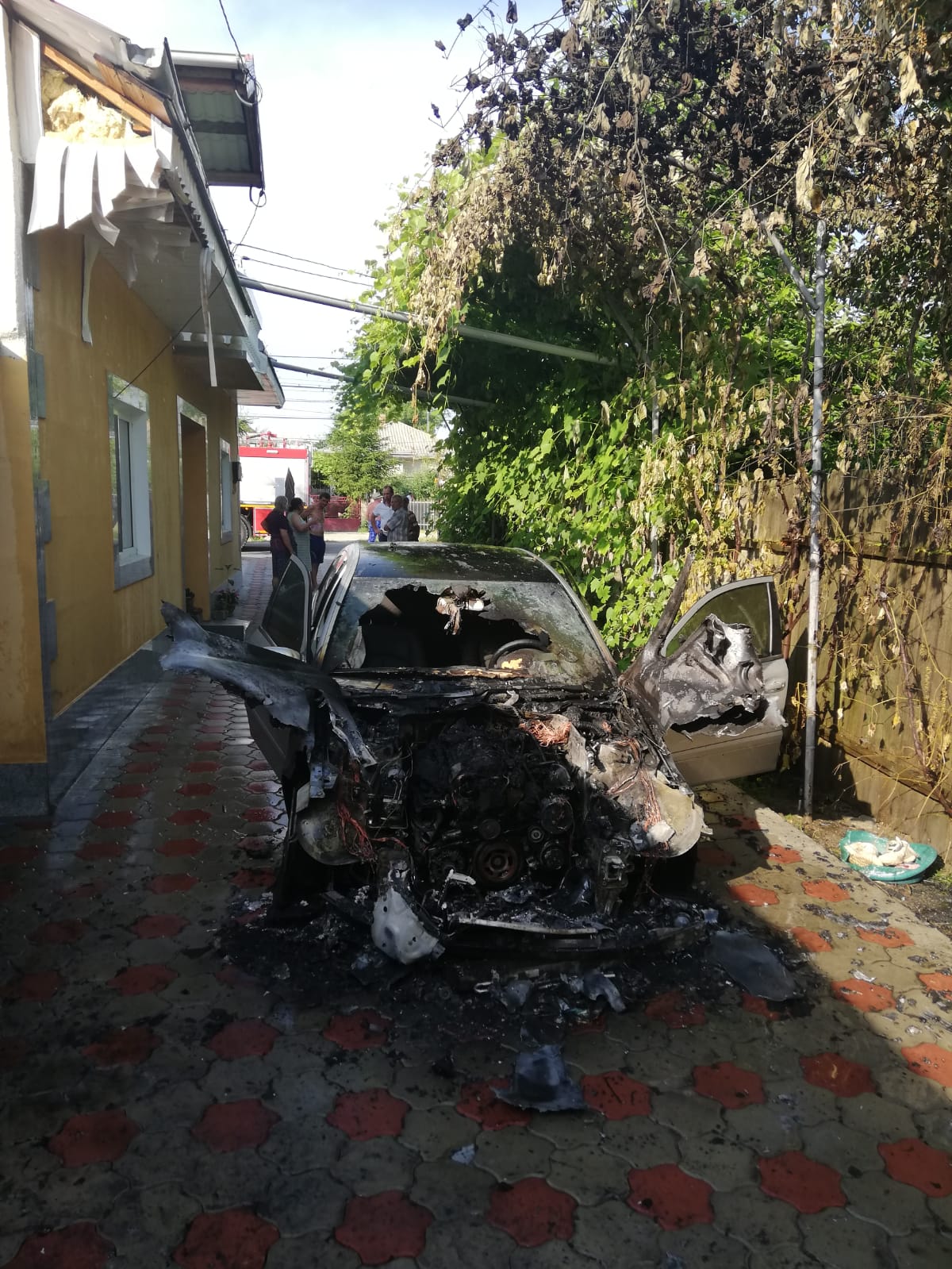 FOTO: Mașină în flăcări, la doi pași de casă