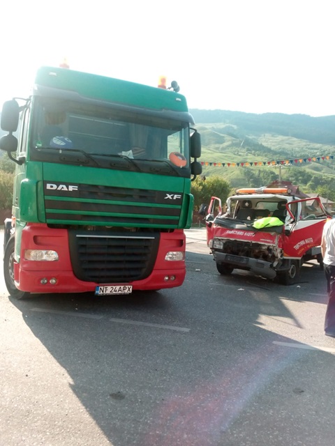 Accident la Taşca: s-au ciocnit o autoutilitară şi un TIR. Foto, ZCH NEWS - sursa ta de informații
