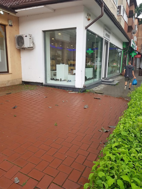Actualizare. Târgu Neamț: arbore căzut peste două mașini. Pe aceeași stradă au căzut bucăți de acoperiș. Foto, ZCH NEWS - sursa ta de informații