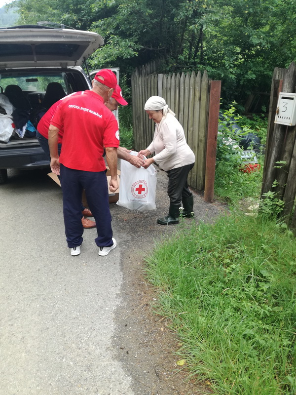 FOTO Crucea Roşie a oferit ajutoare în anexa Bâtca Doamnei, ZCH NEWS - sursa ta de informații