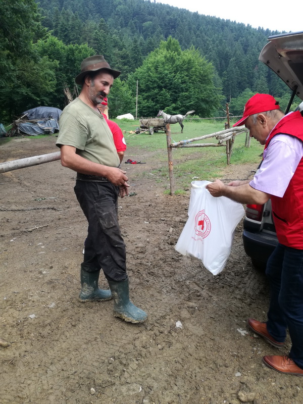 FOTO Crucea Roşie a oferit ajutoare în anexa Bâtca Doamnei, ZCH NEWS - sursa ta de informații