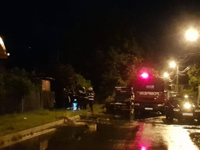 Patru familii din Negulești izolate, după ce un podeț a fost luat de ape