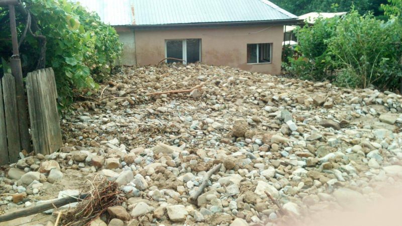 FOTO: După inundații, la Văleni au rămas bolovanii