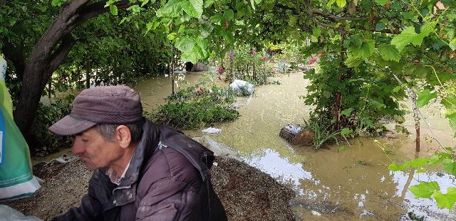 Cartierul Văleni din Piatra Neamț, a treia dimineață de luptă cu urmările inundațiilor, ZCH NEWS - sursa ta de informații