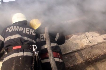 Pompierii au scos 15.000 de lei dintr-o casă în flăcări, proprietarul a suferit arsuri, ZCH NEWS - sursa ta de informații