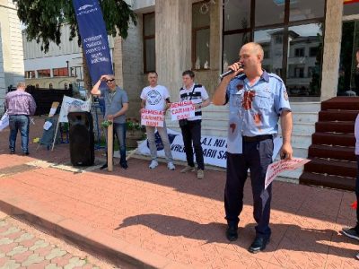 Protest la ”foc mic” al polițiștilor: fluiere, pancarte și o mătură, ZCH NEWS - sursa ta de informații