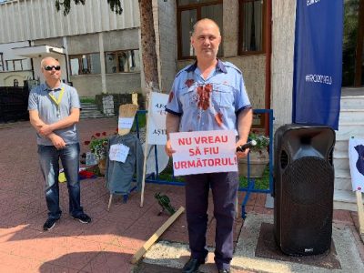 Protest la ”foc mic” al polițiștilor: fluiere, pancarte și o mătură, ZCH NEWS - sursa ta de informații