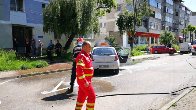 Mașină în flăcări, în zona Școlii 10, în Piatra Neamț. Foto, ZCH NEWS - sursa ta de informații