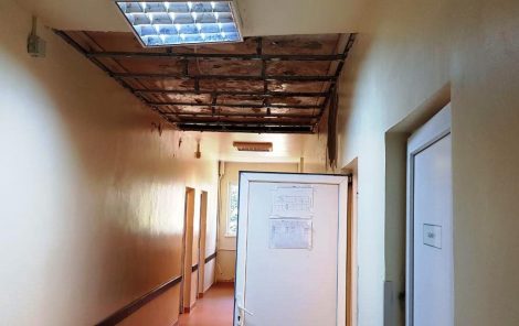 FOTO Oncologia din Neamț se prăbușește bucată cu bucată. Azi tavanul, mâine?, ZCH NEWS - sursa ta de informații