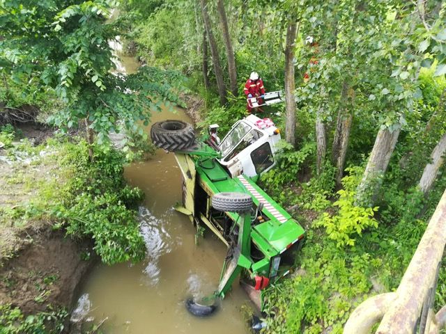 ACTUALIZARE Bărbat strivit de tractor într-un pârâu din Răucești. Foto și video