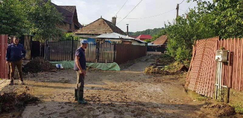 Cartierul Văleni din Piatra Neamț, a treia dimineață de luptă cu urmările inundațiilor, ZCH NEWS - sursa ta de informații