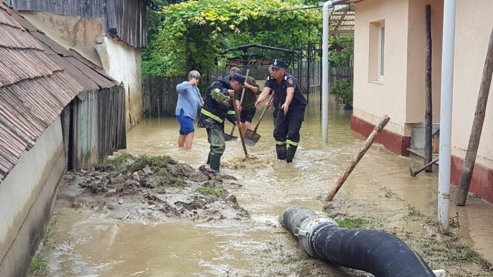 FOTO: Pompierii și Publiserv, a 5-a zi consecutiv la datorie, în Văleni. Primăria Piatra Neamț continuă inventarul pagubelor după inundații