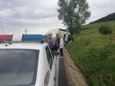 Un cimentruc a făcut praf două mașini la ieșirea din Piatra Neamț, un bărbat a ajuns la spital, ZCH NEWS - sursa ta de informații