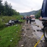 Un BMW s-a rupt în două după ce s-a izbit de un camion, tânăra de la volan este în comă, ZCH NEWS - sursa ta de informații