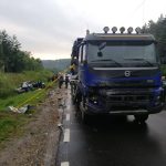 Un BMW s-a rupt în două după ce s-a izbit de un camion, tânăra de la volan este în comă, ZCH NEWS - sursa ta de informații