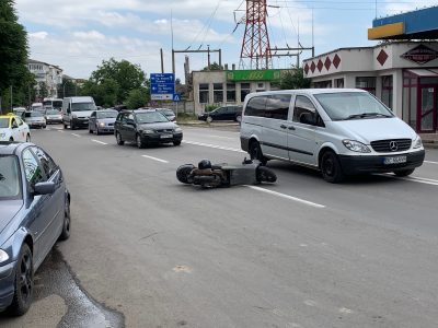 Un scuterist a scăpat nevătămat după ce-a fost ”agățat” de un BMW, ZCH NEWS - sursa ta de informații