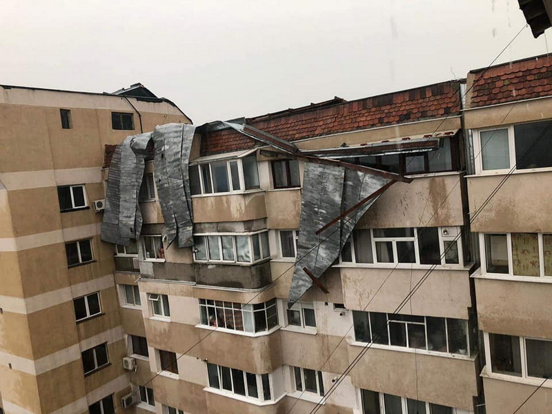 VIDEO Acoperişurile mai multor blocuri din Bacău au fost „zburate” de vânt!