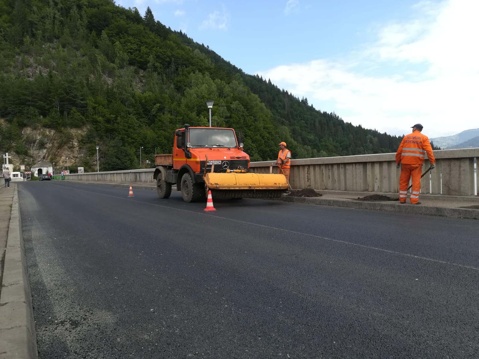 FOTO Asfaltare la Barajul de la Bicaz, ministrul Transporturilor vine în inspecție