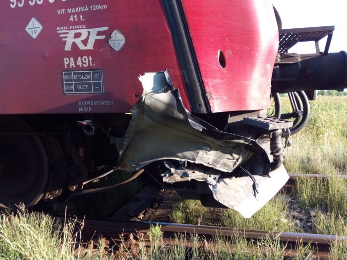 FOTO:Au lăsat mașina în fața trenului și s-au salvat, ZCH NEWS - sursa ta de informații