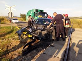 FOTO:Au lăsat mașina în fața trenului și s-au salvat