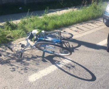 Biciclist lovit de autoturism în Roman, ZCH NEWS - sursa ta de informații