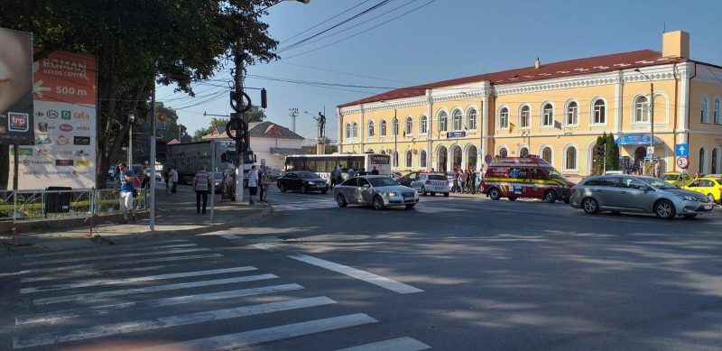 FOTO: Trei mașini s-au ciocnit în fața Gării din municipiul Roman, ZCH NEWS - sursa ta de informații