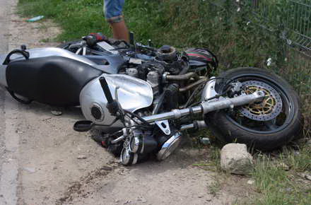 Accident la Traian: o motocicletă s-a izbit într-un autoturism