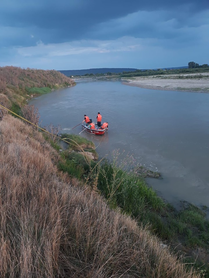 Tragedie: O copilă s-a înecat în râul Moldova, o alta a fost salvată de un pescar, ZCH NEWS - sursa ta de informații
