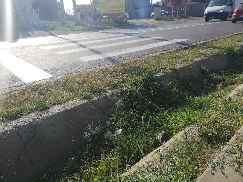Piatra Neamț: Trecere de pietoni care unește un trotuar cu un șanț. Galerie foto, ZCH NEWS - sursa ta de informații