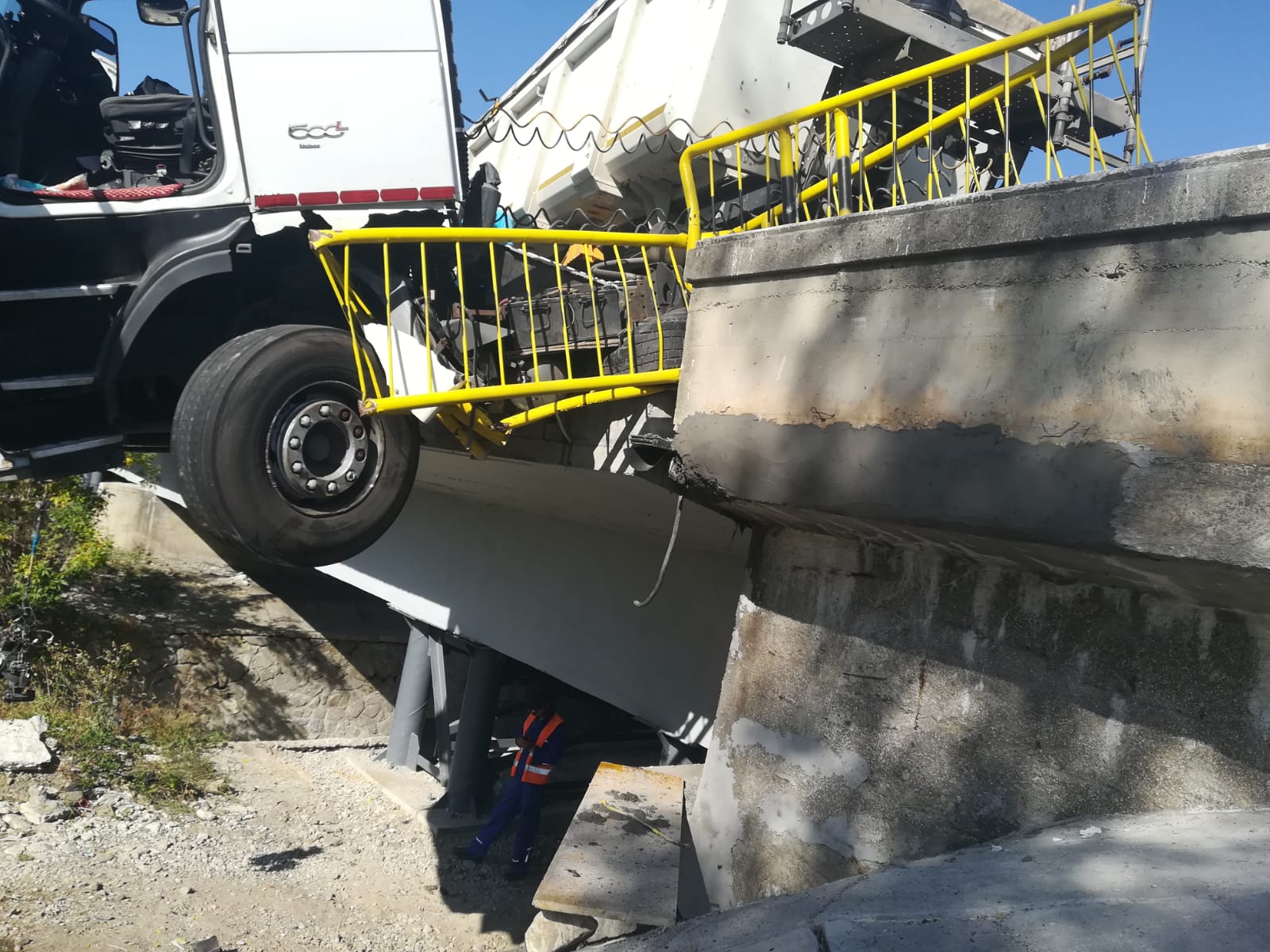 FOTO Accident pe podul de la Preluca, trafic restricționat