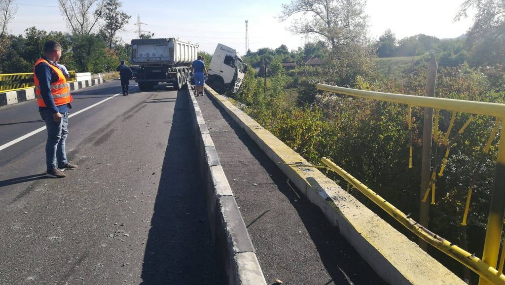 FOTO Accident pe podul de la Preluca, trafic restricționat, ZCH NEWS - sursa ta de informații