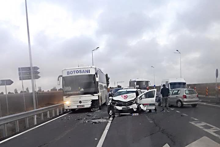 FOTO: Accident grav, cu o persoană rămasă încarcerată, un autobuz implicat