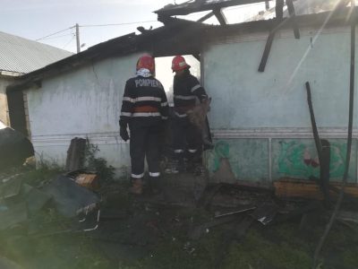 Explozie și panică după ce o casă a luat foc, lângă brutăria din Tămășeni 2 Explozie și panică după ce o casă a luat foc, lângă brutăria din Tămășeni