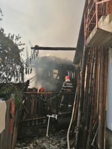 Intervenție cu 6 autospeciale la un incendiu de amploare, 3 case și un grajd afectate, ZCH NEWS - sursa ta de informații