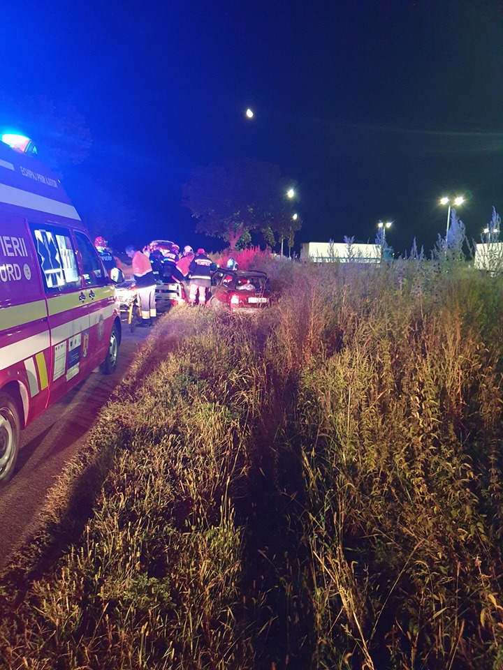 Roman: Tânăr rămas încarcerat în mașina ieșită de pe șosea