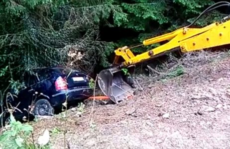 O mașină a căzut într-o râpă din Parcul Național (Auto) Ceahlău, o tânără – rănită grav, ZCH NEWS - sursa ta de informații