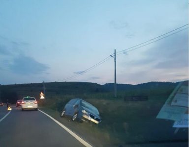 FOTO: Mașină în șanț, la intrarea în satul Oglinzi, ZCH NEWS - sursa ta de informații