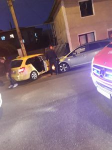 FOTO: Două mașini s-au ciocnit, una a ajuns în gard, ZCH NEWS - sursa ta de informații