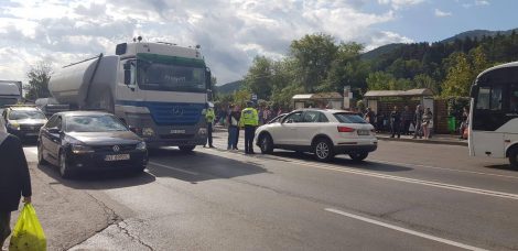 FOTO: Două mașini s-au ciocnit, la ieșirea din municipiul Piatra Neamț, ZCH NEWS - sursa ta de informații