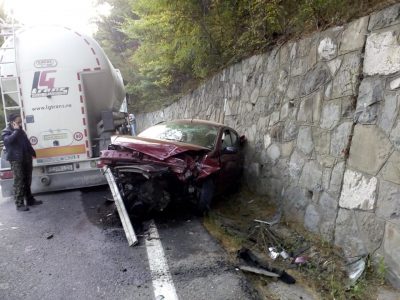 FOTO: O persoană rănită, mașina zdrobită de un camion, ZCH NEWS - sursa ta de informații
