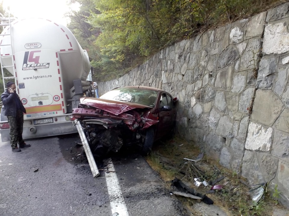 FOTO: O persoană rănită, mașina zdrobită de un camion