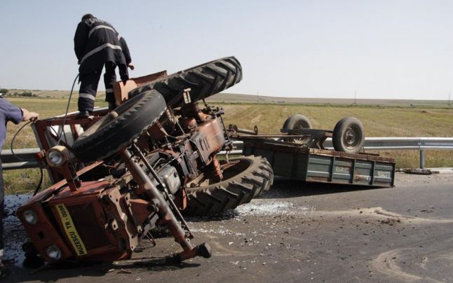 Bărbatul care s-a răsturnat cu tractorul era băut